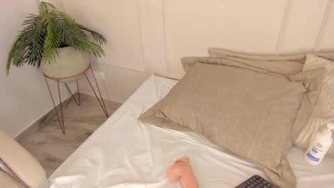 Maria Pettit online show from 01-11-25, 03:20