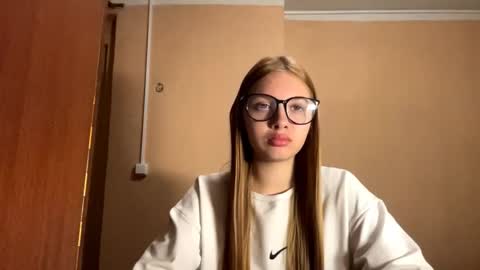 Snapshot of mariselamallicoat chatting on 10-29-25, 08:43 Liza online show from 10-29-25, 08:43