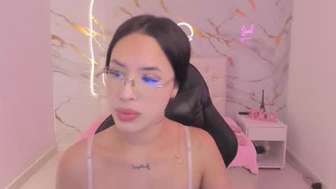 Snapshot of martina_gomezgomez chatting on 02-12-26, 12:33 online show from 02-12-26, 12:33