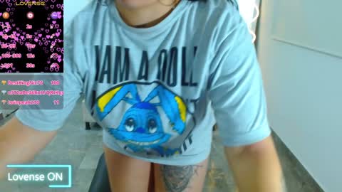 Snapshot of martina_tay chatting on 01-11-25, 09:15 Hey im martina online show from 01-11-25, 09:15
