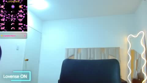 Snapshot of martina_tay chatting on 01-16-25, 06:03 Hey im martina online show from 01-16-25, 06:03