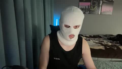 Snapshot of martinboy01 chatting on 10-19-25, 03:34 Martin online show from 10-19-25, 03:34