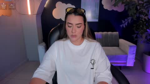 Snapshot of martinnabonnet chatting on 02-07-25, 01:22 Martinna Bonnet online show from 02-07-25, 01:22