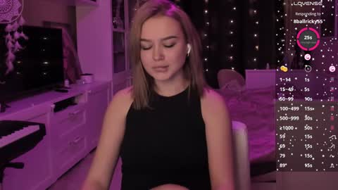 Snapshot of mary_romance chatting on 12-15-24, 04:15 Mary online show from 12-15-24, 04:15