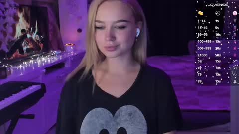 Snapshot of mary_romance chatting on 03-09-25, 11:03 Mary online show from 03-09-25, 11:03