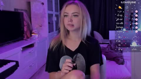 Snapshot of mary_romance chatting on 09-22-25, 02:24 Mary online show from 09-22-25, 02:24