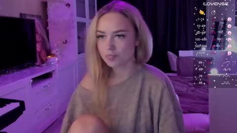 Snapshot of mary_romance chatting on 09-28-25, 07:19 Mary online show from 09-28-25, 07:19