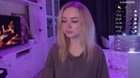 Snapshot of mary_romance chatting on 10-13-25, 08:42 Mary online show from 10-13-25, 08:42