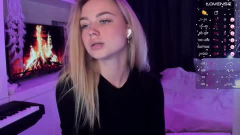 Snapshot of mary_romance chatting on 11-21-25, 04:33 Mary online show from 11-21-25, 04:33