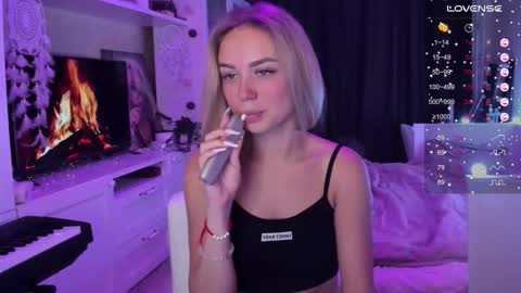 Snapshot of mary_romance chatting on 11-23-25, 09:03 Mary online show from 11-23-25, 09:03