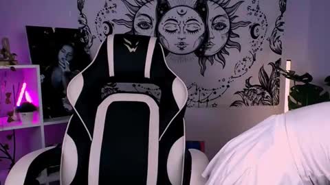 Snapshot of marylanee chatting on 09-26-25, 03:43 Mary online show from 09-26-25, 03:43
