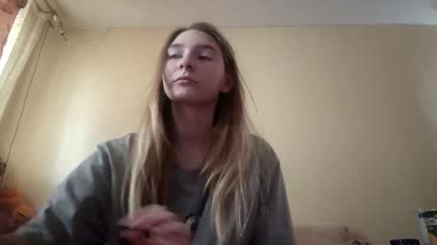 Hi My name is Elina Im 18 years old. online show from 09-30-25, 06:07