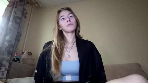 Hi My name is Elina Im 18 years old. online show from 10-06-25, 06:00