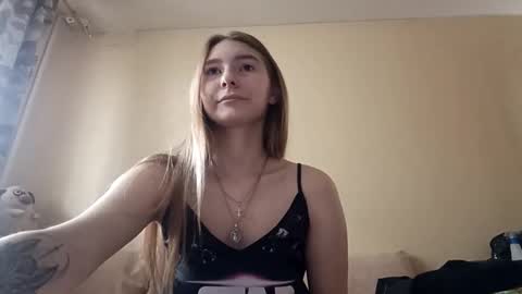 Hi My name is Elina Im 18 years old. online show from 10-10-25, 06:56