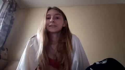 Hi My name is Elina Im 18 years old. online show from 10-21-25, 06:14