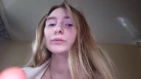 Hi My name is Elina Im 18 years old. online show from 10-22-25, 06:46