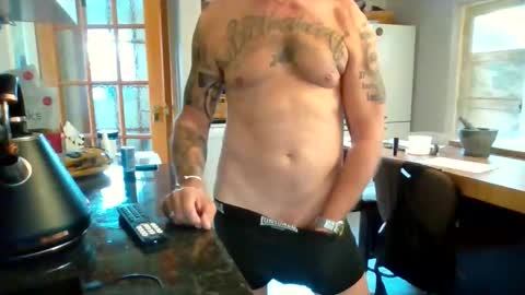 Snapshot of masked_masturbation_couple chatting on 09-24-25, 02:42 Masked Masturbation Couple online show from 09-24-25, 02:42