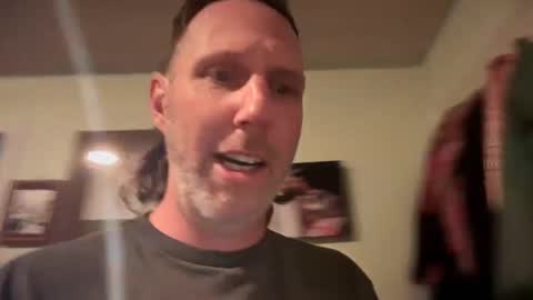 Snapshot of matchingtracksuits chatting on 02-12-25, 04:33 Jer and Kel online show from 02-12-25, 04:33