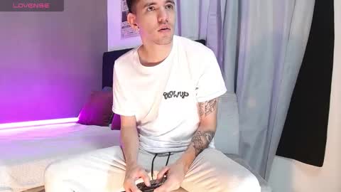 Snapshot of matteo12_ chatting on 11-10-25, 07:29 ---Matteo--- online show from 11-10-25, 07:29