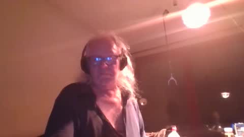 Snapshot of matthy60 chatting on 10-25-25, 04:53 Matthias online show from 10-25-25, 04:53