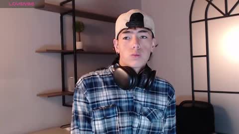 Snapshot of mattideluca chatting on 12-15-24, 11:34 Matti online show from 12-15-24, 11:34