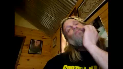 Snapshot of mattman82666 chatting on 01-04-25, 04:01 mattman82666 online show from 01-04-25, 04:01