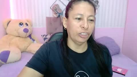 Snapshot of mature_martina_ chatting on 11-18-25, 06:01 Martina online show from 11-18-25, 06:01