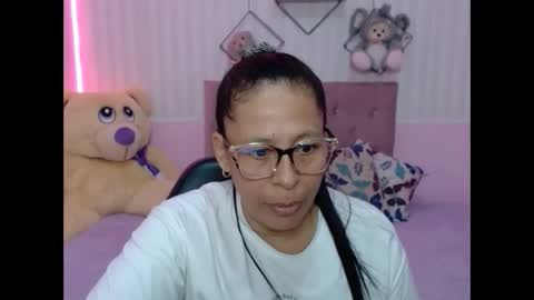 Snapshot of mature_martina_ chatting on 11-21-25, 06:39 Martina online show from 11-21-25, 06:39