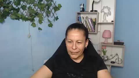 Snapshot of mature_martina_ chatting on 12-22-25, 07:44 Martina online show from 12-22-25, 07:44