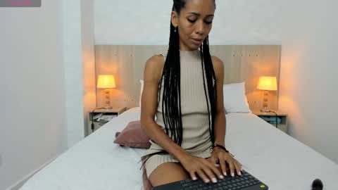 Snapshot of mature_vayolet chatting on 01-19-25, 10:17 Vayolet Castro online show from 01-19-25, 10:17