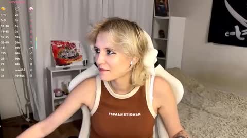 Snapshot of maudhendry chatting on 09-08-25, 04:28 Mia online show from 09-08-25, 04:28