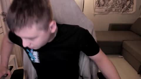 Snapshot of max_sm1th chatting on 12-15-25, 01:21 Max online show from 12-15-25, 01:21