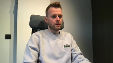 Snapshot of max_straight_1 chatting on 02-10-26, 09:02 Max take off clothes online show from 02-10-26, 09:02