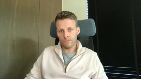 Snapshot of max_straight_1 chatting on 02-26-26, 02:27 Max take off clothes online show from 02-26-26, 02:27