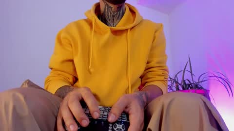 Max online show from 11-19-25, 12:38