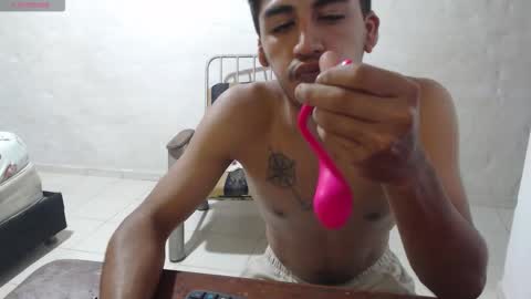 Snapshot of maxi_dick33 chatting on 12-05-25, 06:00 maxi dick online show from 12-05-25, 06:00
