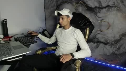 Snapshot of maximo_romano chatting on 10-24-25, 08:05 Maximo online show from 10-24-25, 08:05