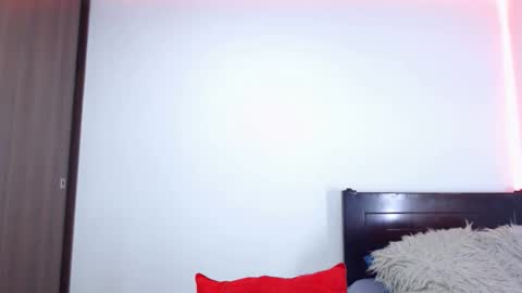 Independent Model online show from 12-21-25, 04:08