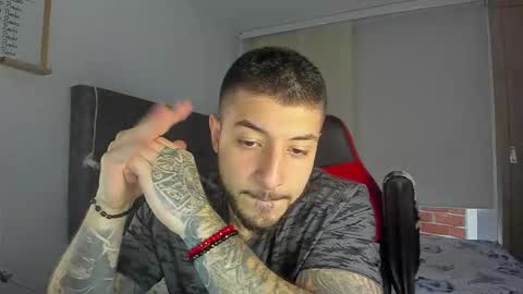 Snapshot of maxvibe_ chatting on 10-28-25, 10:34 maxvibe_ online show from 10-28-25, 10:34