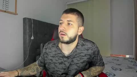 Snapshot of maxvibe_ chatting on 10-29-25, 10:44 maxvibe_ online show from 10-29-25, 10:44