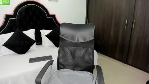 Snapshot of maxxicruz chatting on 12-29-24, 07:00 Maxxi online show from 12-29-24, 07:00