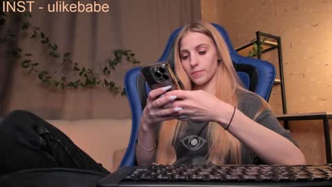 Snapshot of meandmaboy chatting on 12-10-24, 10:06 Anna online show from 12-10-24, 10:06