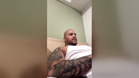 Snapshot of medellindrak chatting on 02-22-26, 10:19 filippoae online show from 02-22-26, 10:19