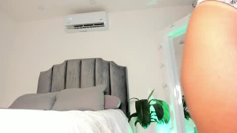 Snapshot of megan__88 chatting on 01-19-25, 01:43 megan online show from 01-19-25, 01:43