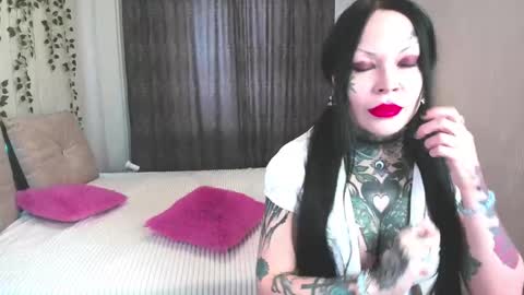 Snapshot of megan_blackmoon chatting on 01-10-25, 07:04 Helena Tuman online show from 01-10-25, 07:04