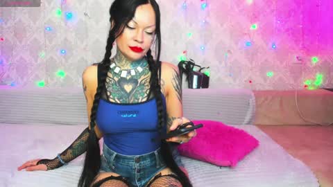 Snapshot of megan_blackmoon chatting on 01-31-25, 06:35 Helena Tuman online show from 01-31-25, 06:35
