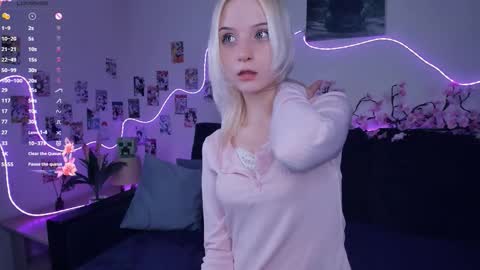 Snapshot of megan_chan chatting on 11-25-25, 07:14 Megan and Anna online show from 11-25-25, 07:14