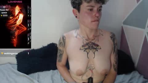 Snapshot of megan_coop3r_ chatting on 10-26-25, 01:00 Megan and sophi online show from 10-26-25, 01:00