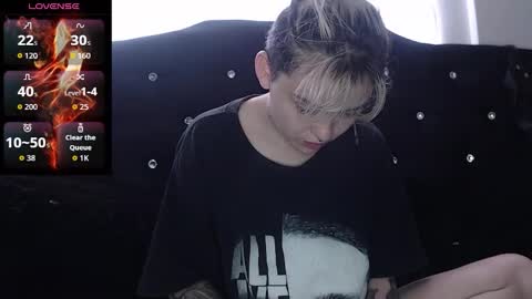 Snapshot of megan_coop3r_ chatting on 11-21-25, 05:33 Megan and sophi online show from 11-21-25, 05:33