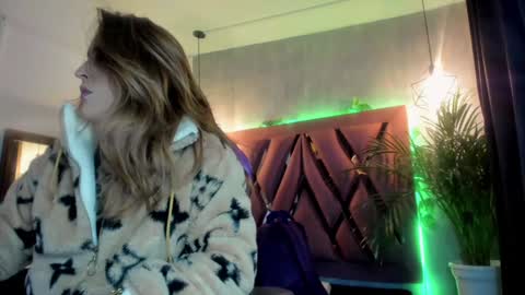 Snapshot of megan_inked_ chatting on 01-09-25, 02:33 online show from 01-09-25, 02:33